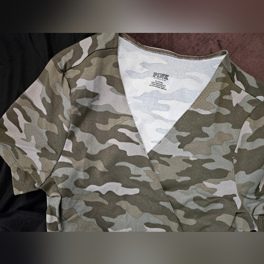 PINK Victoria's Secret - Camo & Black Cropped Twist Tie Top Bundle Size Medium - Picture 4 of 4